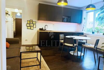 Apartament cu 3 camere semidecomandat, mobilat în Central