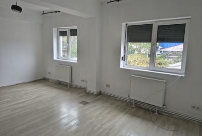 Apartament cu 4 camere decomandat în Cantacuzino