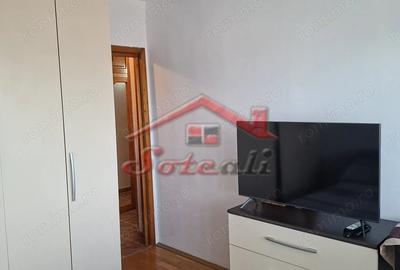 Apartament cu 3 camere decomandat în Cuza