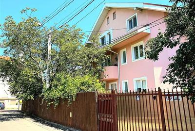 Casă individuală cu 10 camere cu Canalizare în 9 Mai - 1