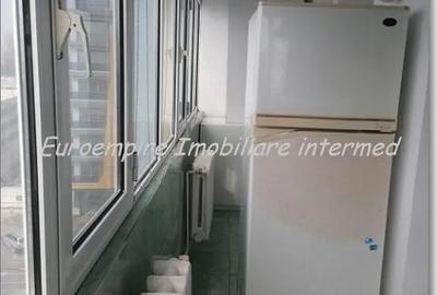 Apartament cu 3 camere decomandat în Far