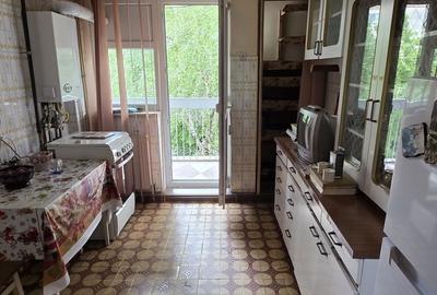 Apartament cu 4 camere decomandat în Calea București