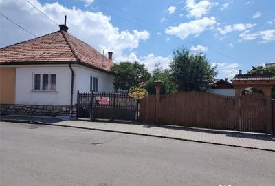 Casă cu 2 camere cu Teren 469 Mp în Central