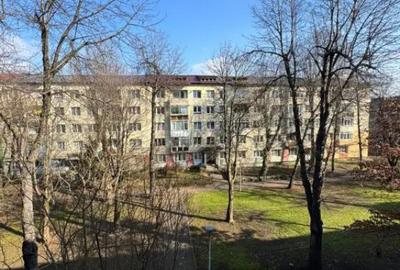 Apartament cu 3 camere semidecomandat în Săsar