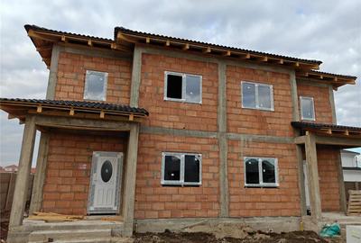 Duplex cu 4 camere cu Canalizare în Moșnița Nouă