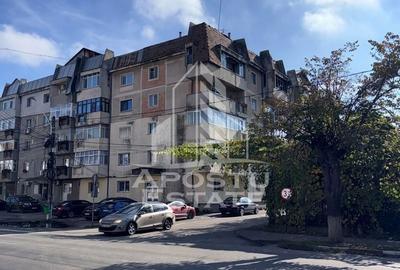 Apartament cu 3 camere decomandat, mobilat în Găești