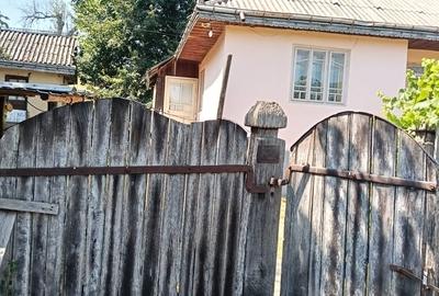 Casă cu 4 camere cu Teren 1100 Mp în Central