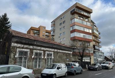 Casă cu 6 camere cu Canalizare în Central