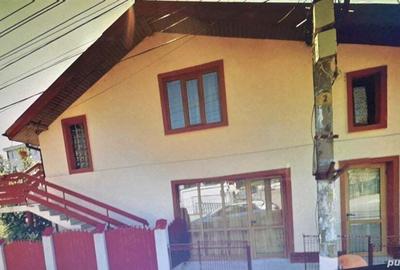 Casă cu 7 camere cu Teren 280 Mp în Huși - 1