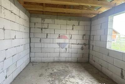 Casă cu 3 camere cu Teren 617 Mp în Slobozia (Roznov)