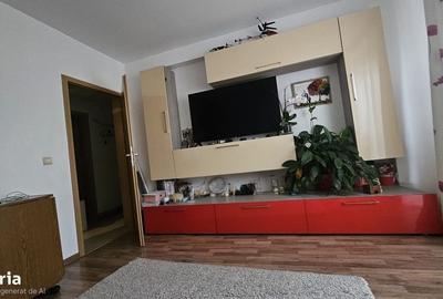 Apartament cu 3 camere decomandat în Tractorul