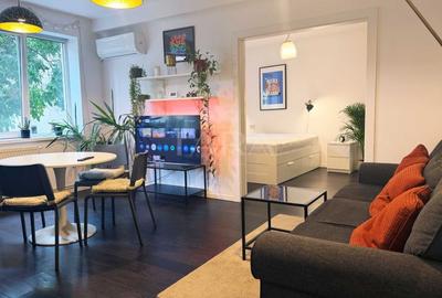 Apartament cu 3 camere semidecomandat, mobilat în Central