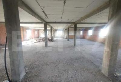 Spațiu comercial, de 1,400 mp, în Central - 7