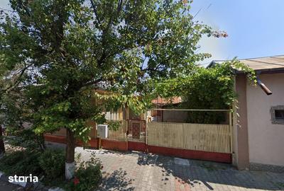 Casă cu 3 camere cu Teren 200 Mp în Central