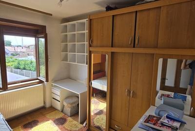 Apartament cu 3 camere semidecomandat, mobilat în Central