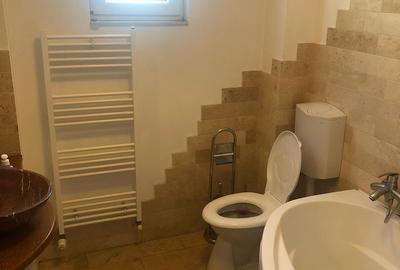 Apartament cu 3 camere semidecomandat în Central - 1