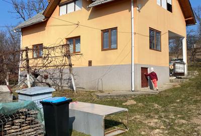 Casă cu 4 camere în Șișești