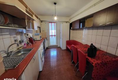 Apartament cu 4 camere decomandat în Micro 17