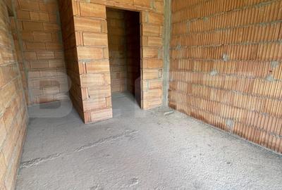 Apartament cu 3 camere în Calea Moldovei