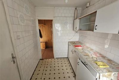 Apartament cu 3 camere semidecomandat în Micro I