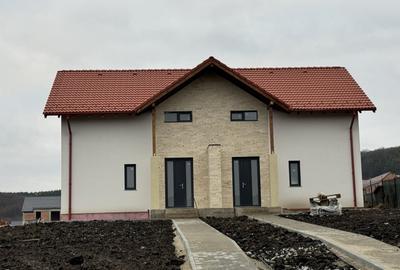 Duplex cu 5 camere cu Canalizare în Chinteni - 1