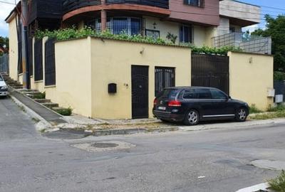 Casă cu 5 camere decomandat cu Canalizare în Central