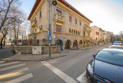 Apartament cu 10 camere decomandat, mobilat în Capitale - 55
