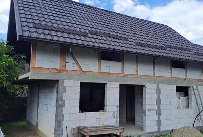 Casă cu 5 camere cu Teren 1800 Mp în Stânca