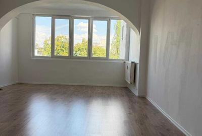 Apartament cu 2 camere decomandat în Titan