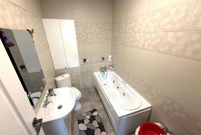 Apartament cu 3 camere semidecomandat în Craiovița Nouă