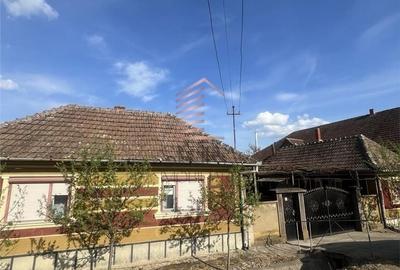 Casă cu 4 camere decomandat în Almașu Mare