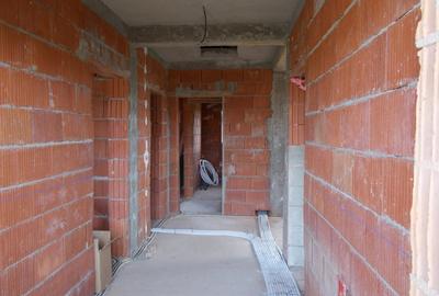 Casă individuală cu 3 camere cu Teren 600 Mp în Parța
