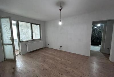 Apartament cu 3 camere semidecomandat în Independenței
