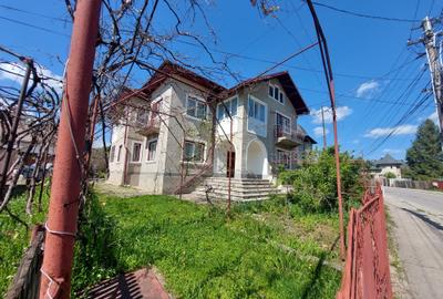 Casă individuală cu 7 camere cu Canalizare în Pucioasa - 1