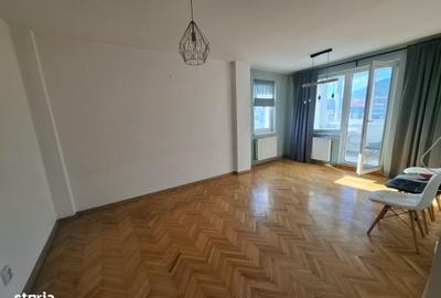 Apartament cu 3 camere decomandat în Republicii