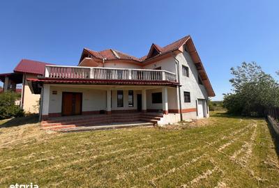 Casă cu 4 camere cu Teren 2704 Mp în Orlești