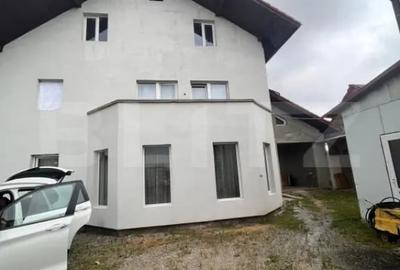 Casă cu 7 camere cu Teren 3940 Mp în Central - 1