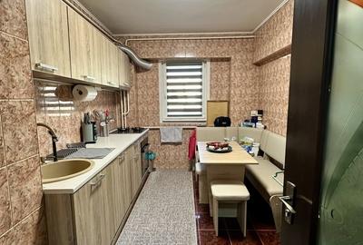 Apartament cu 4 camere decomandat în Drumul Taberei