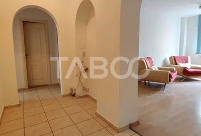 Apartament cu 4 camere semidecomandat în Est
