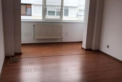 Apartament cu 3 camere decomandat în Obor