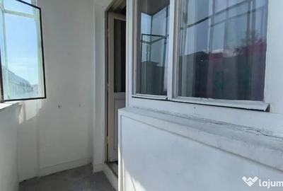 Apartament cu 4 camere semidecomandat în Piața Centrală
