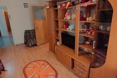 Apartament cu 3 camere semidecomandat în Păcii