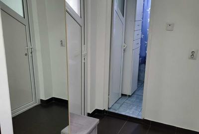 Apartament cu 3 camere decomandat în Voineasa