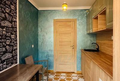 Apartament cu 3 camere semidecomandat în Mazepa 1