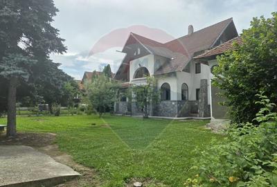 Casă cu 7 camere cu Teren 917 Mp în Căprioru
