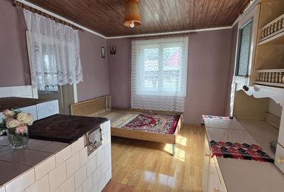 Casă cu 4 camere cu Teren 1500 Mp în Zamostea