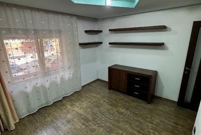 Apartament cu 4 camere semidecomandat, mobilat în Ostroveni