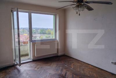 Apartament cu 3 camere semidecomandat în Botizului