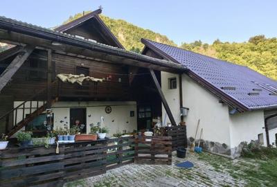 Casă cu 11 camere cu Teren 1560 Mp în Moieciu