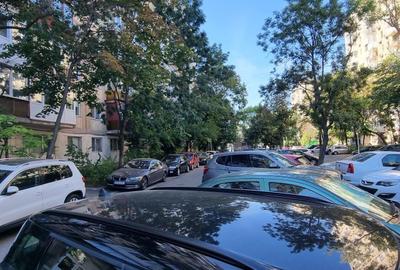 Apartament cu 3 camere decomandat în Drumul Taberei